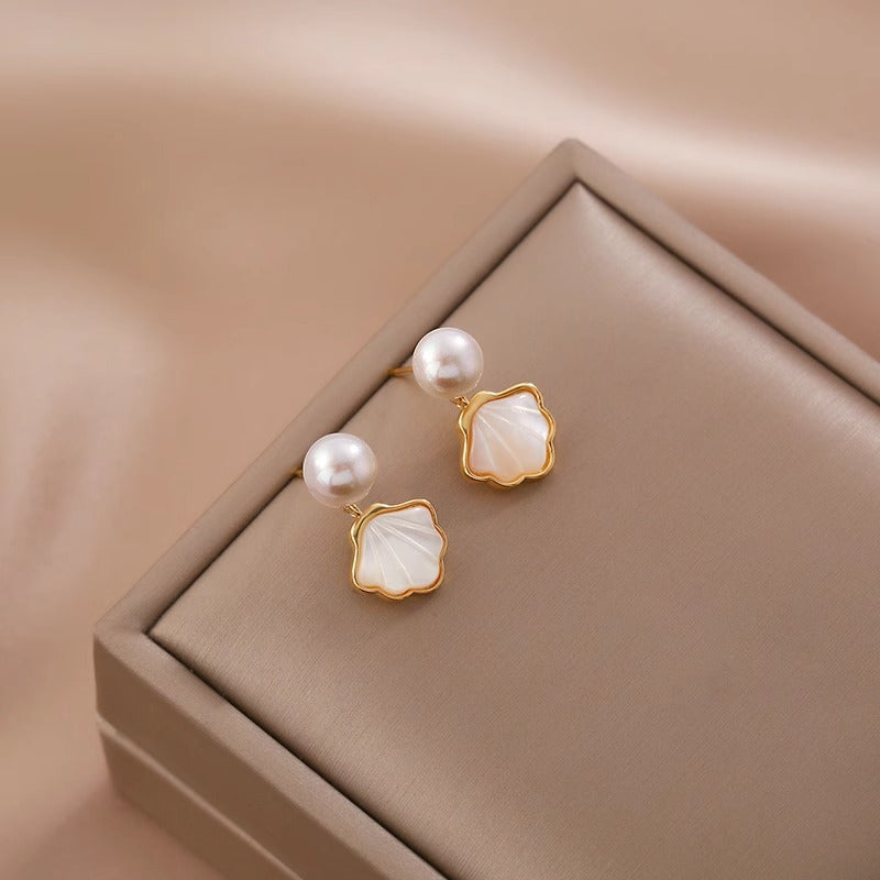 High-quality a shell 6A strong light natural freshwater pearls white butterfly shell fan-shaped earrings silver pin earrings